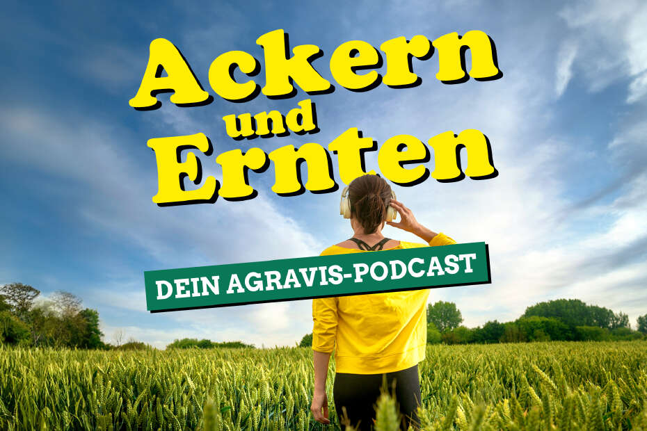 Frau mit Kopfhörern auf Feld, darüber die Aufschrift "Ackern und Ernten - Dein AGRAVIS Podcast"