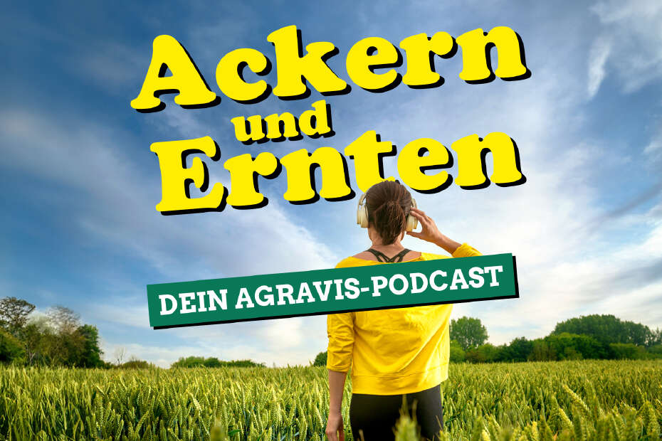 Frau mit Kopfhörern auf Feld, darüber die Aufschrift "Ackern und Ernten - Dein AGRAVIS Podcast"