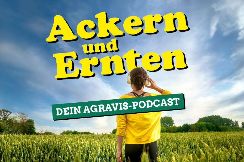 Frau mit Kopfhörern auf Feld, darüber die Aufschrift "Ackern und Ernten - Dein AGRAVIS Podcast"