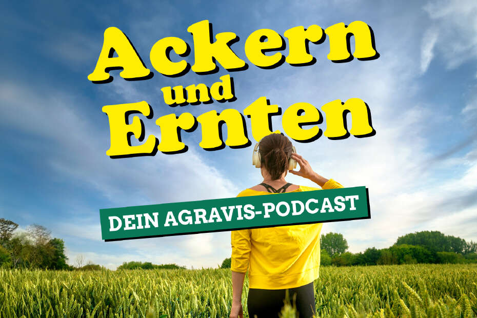 Frau mit Kopfhörern auf Feld, darüber die Aufschrift "Ackern und Ernten - Dein AGRAVIS Podcast"