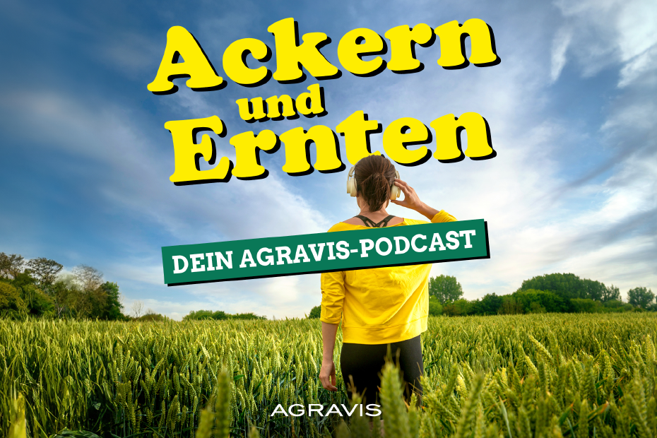 Frau mit Kopfhörern auf Feld, darüber die Aufschrift "Ackern und Ernten - Dein AGRAVIS Podcast"
