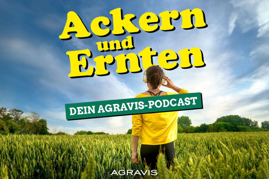 Frau mit Kopfhörern auf Feld, darüber die Aufschrift "Ackern und Ernten - Dein AGRAVIS Podcast"