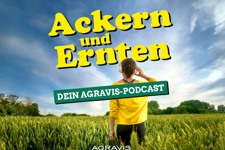 Frau mit Kopfhörern auf Feld, darüber die Aufschrift "Ackern und Ernten - Dein AGRAVIS Podcast"