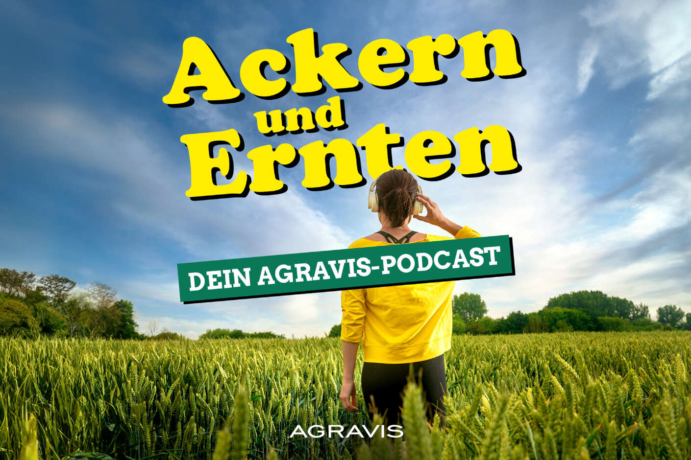 Frau mit Kopfhörern auf Feld, darüber die Aufschrift 