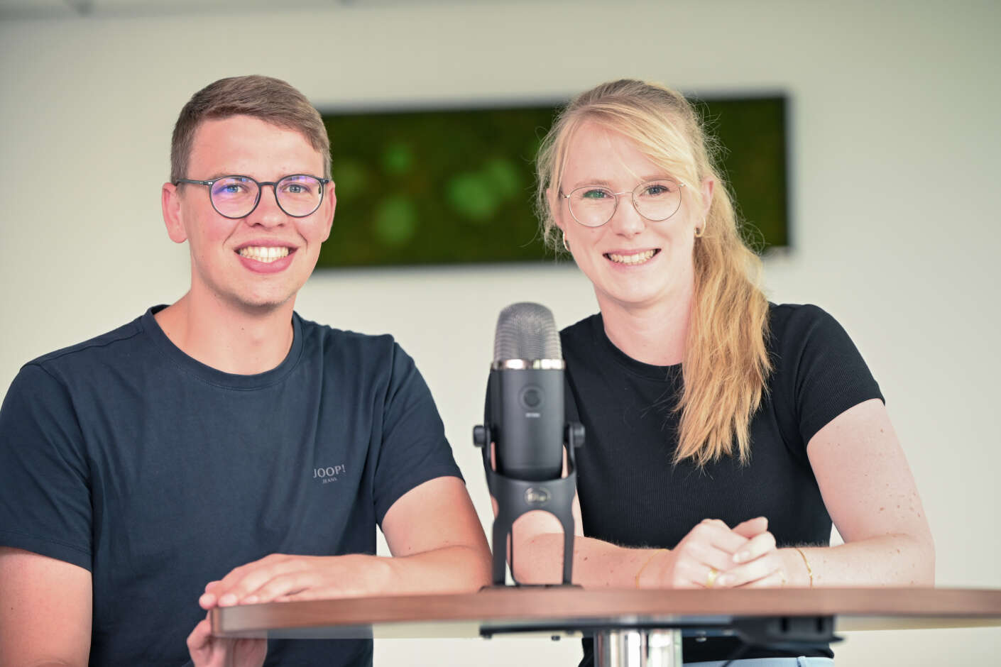 Tim Bödecker und Janna Riering, das Moderatorenduo des AGRAVIS-Podcasts 