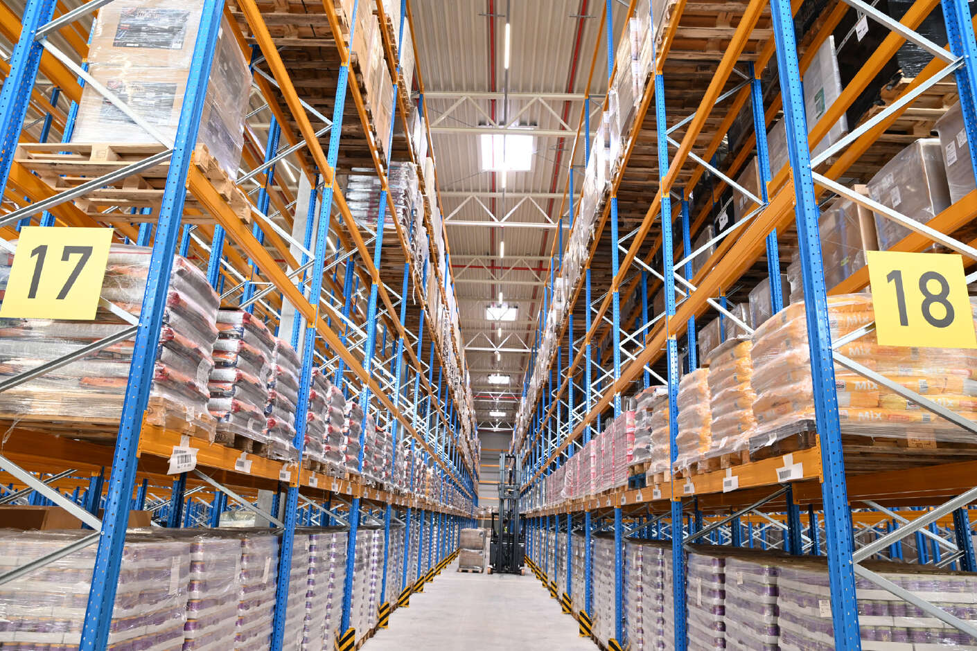 Im Inneren des Distributionszentrums - deckenhohe Lagerregale sind mit verpackter Ware befüllt