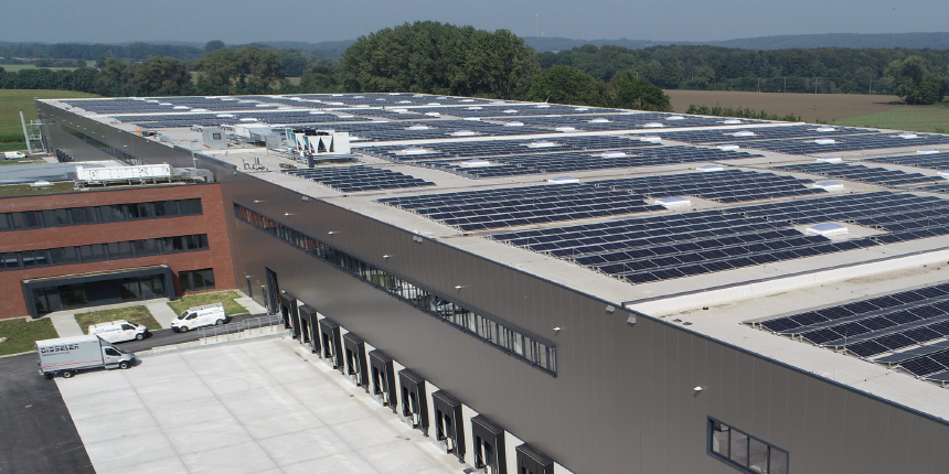 AGRAVIS-Distributionszentrum: Blick von oben auf Laderampen, Dach ist mit PV-Anlage bestückt