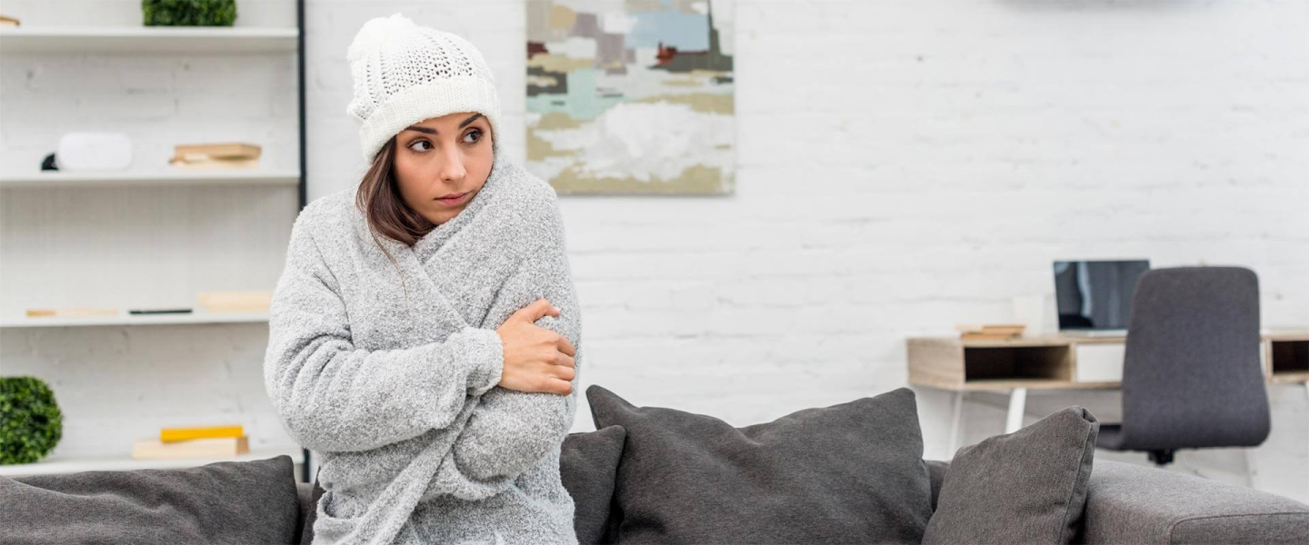 Frau ist warm angezogen und friert