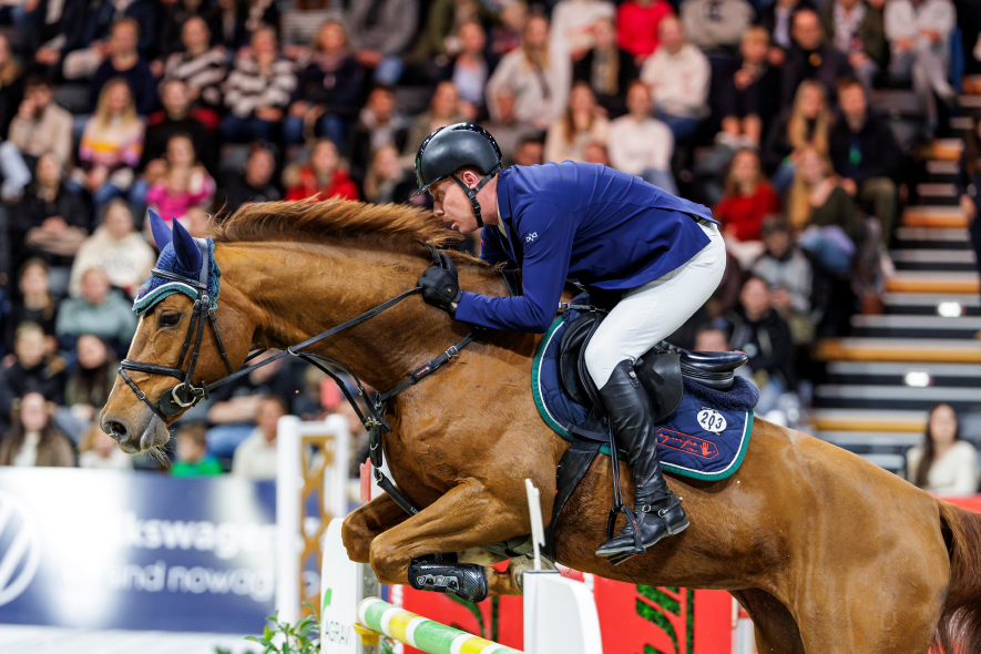 Winner Mario Stevens jumping over an obstacle