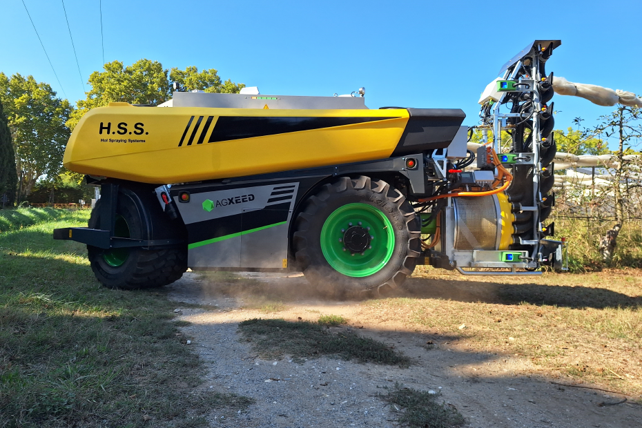 : Feldroboter Agbot W3 mit teilflächenspezifischer Aufbau-Spritze im Obstbau