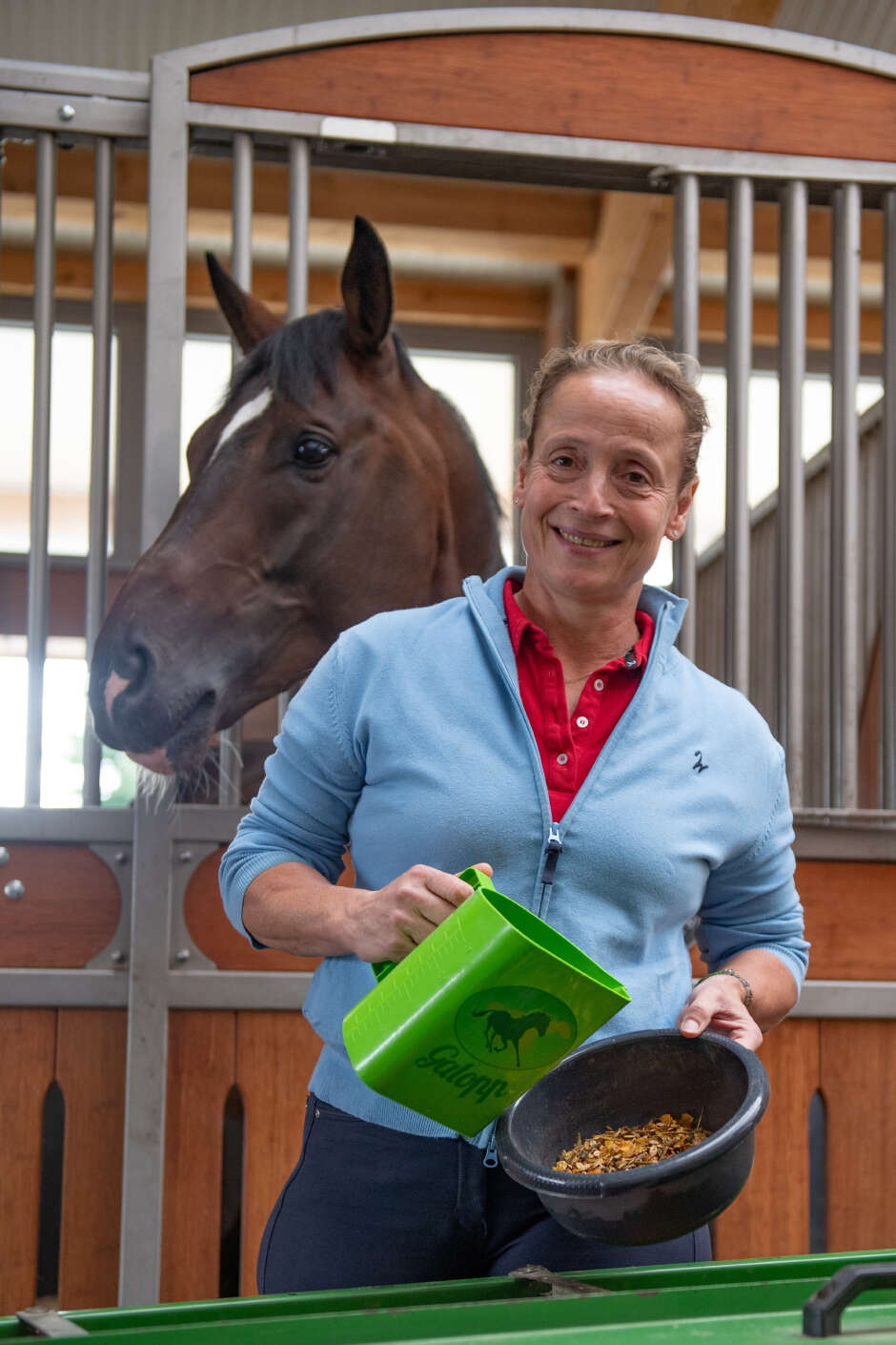 Isabell Werth mit einer Schüssel voll Galopp Pferdefutter