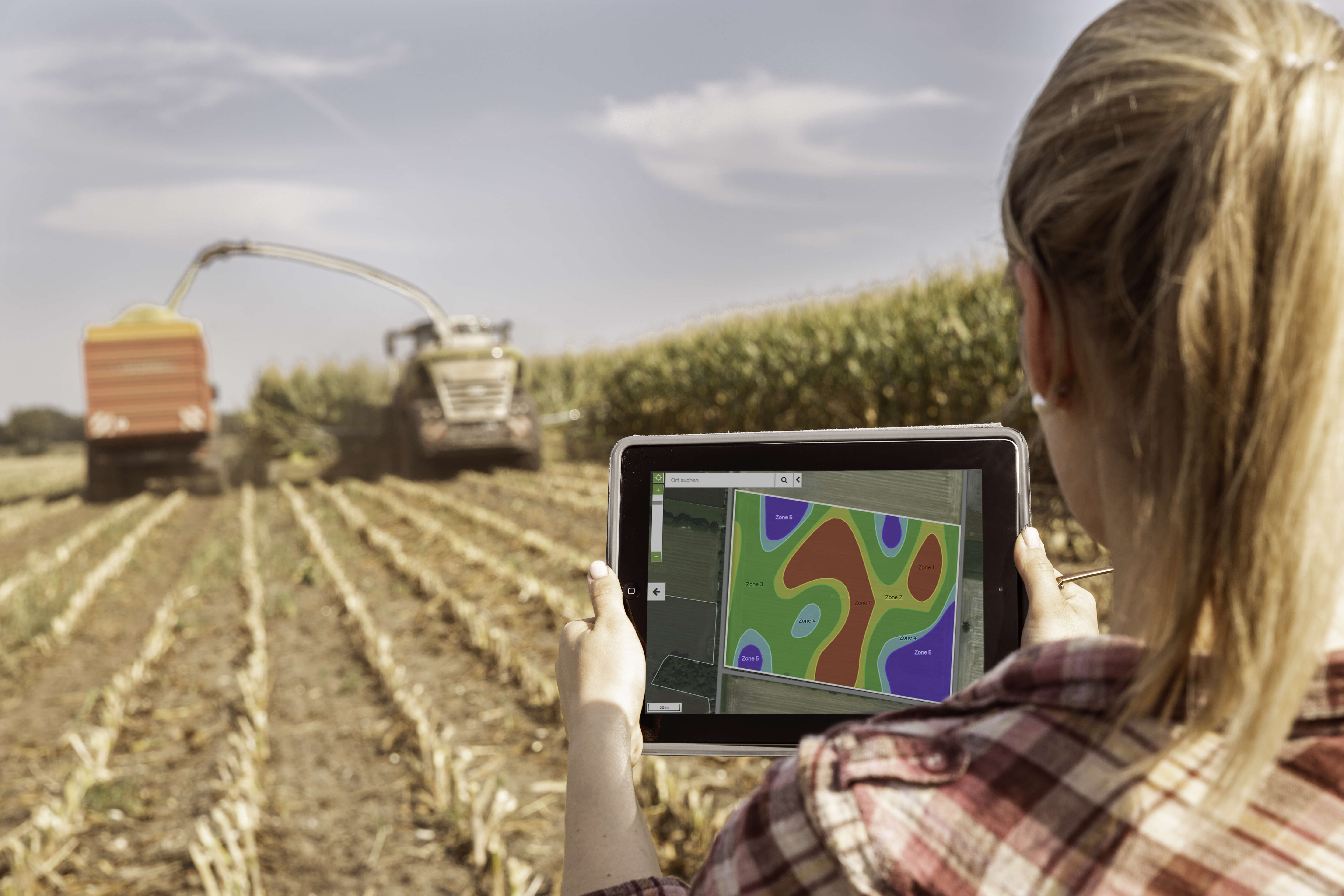 Magementzonenkarte Raiffeisen NetFarming auf Tablet bei Maisernte