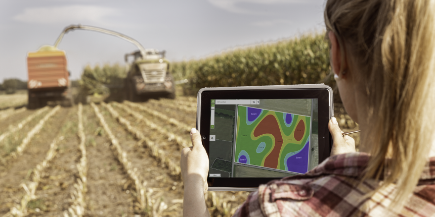 Magementzonenkarte Raiffeisen NetFarming auf Tablet bei Maisernte