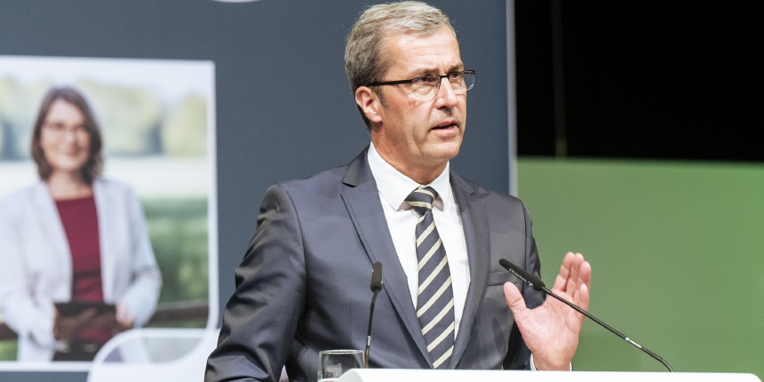 AGRAVIS-CEO Dr. Dirk Köckler spricht am Podium