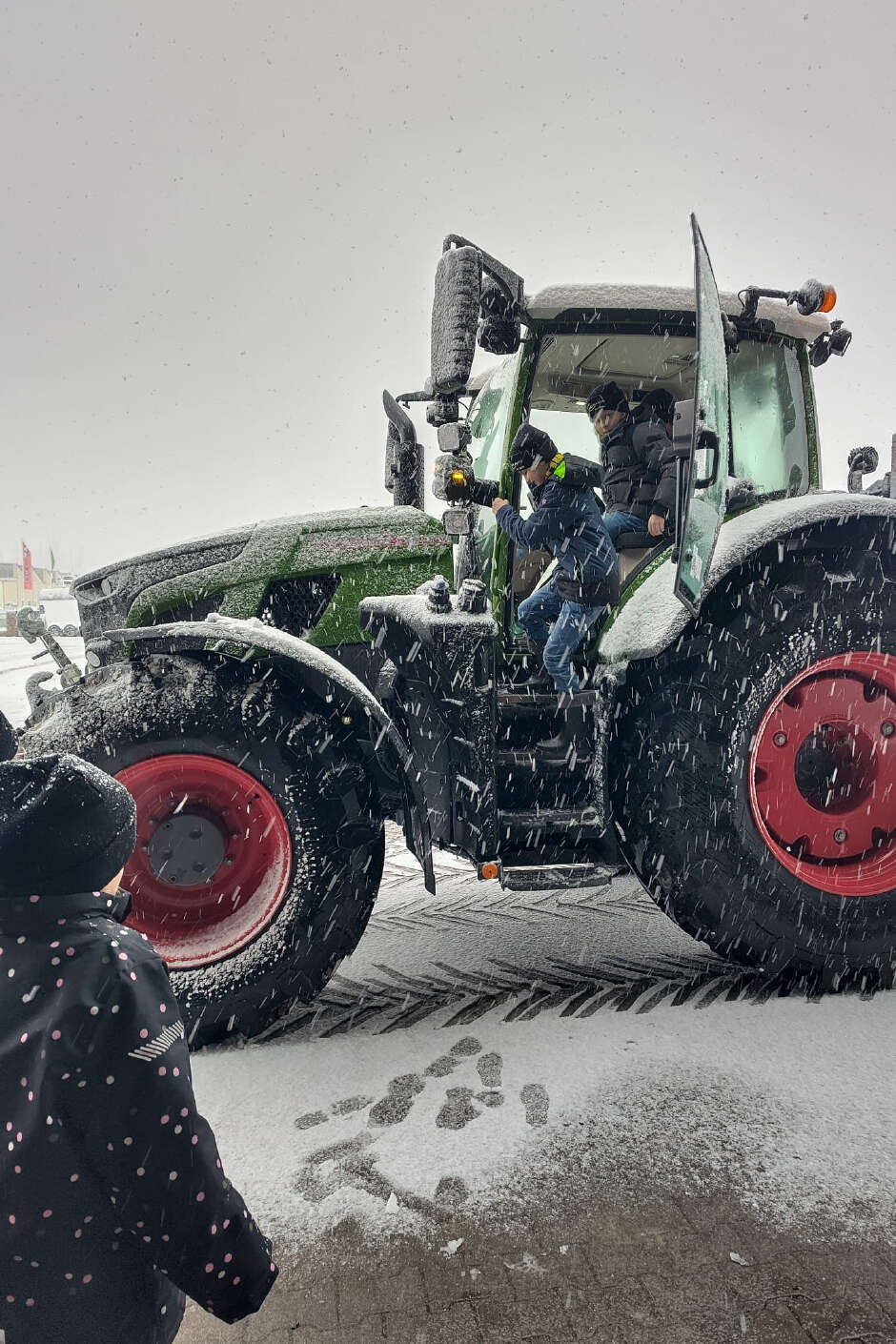 Seitenansicht eines Claas-Traktors in verschneiter Umgebung.
