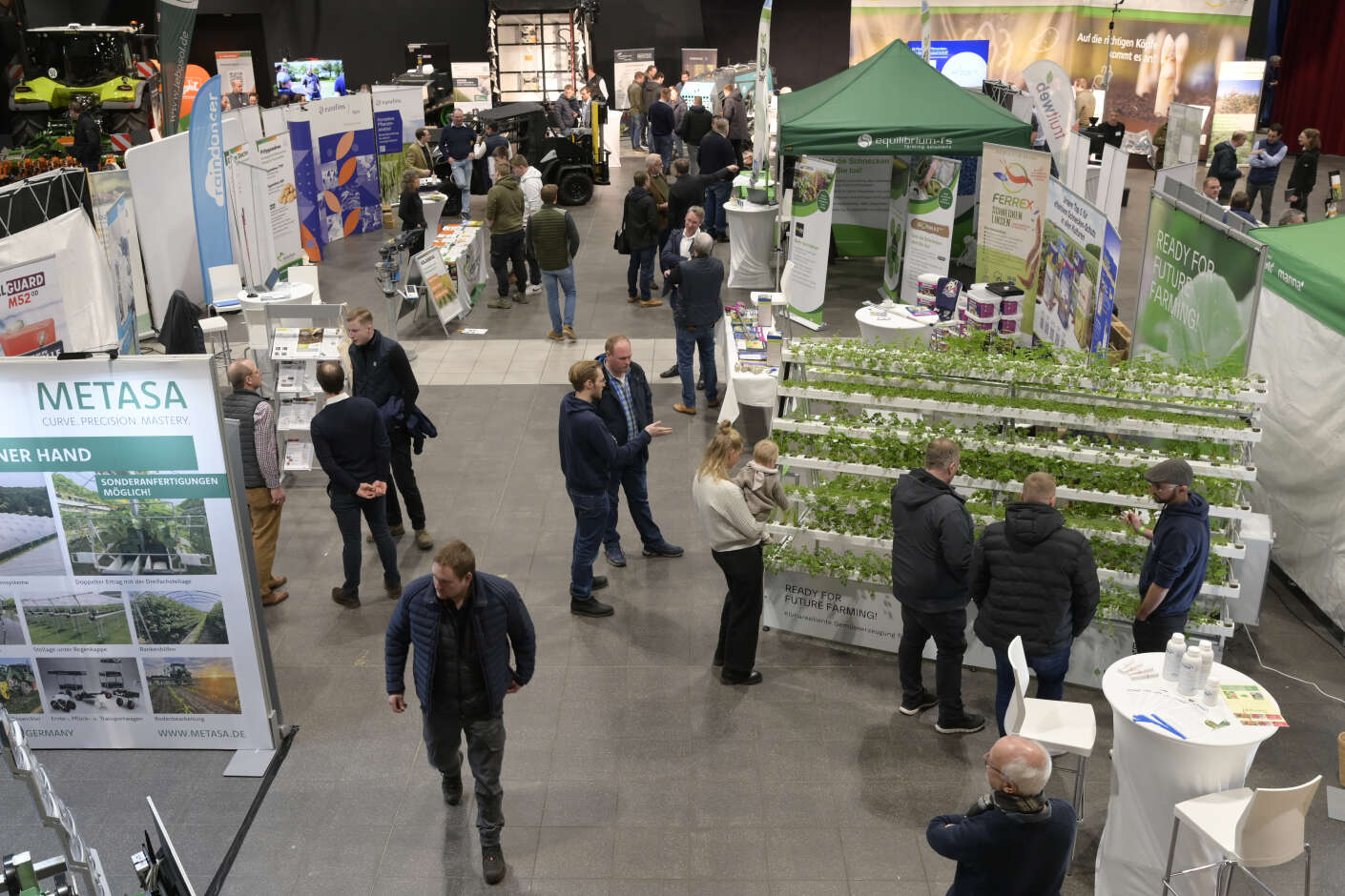 Besuchende des Branchentreffs informieren sich an unterschiedlichen Ausstellungsständen.