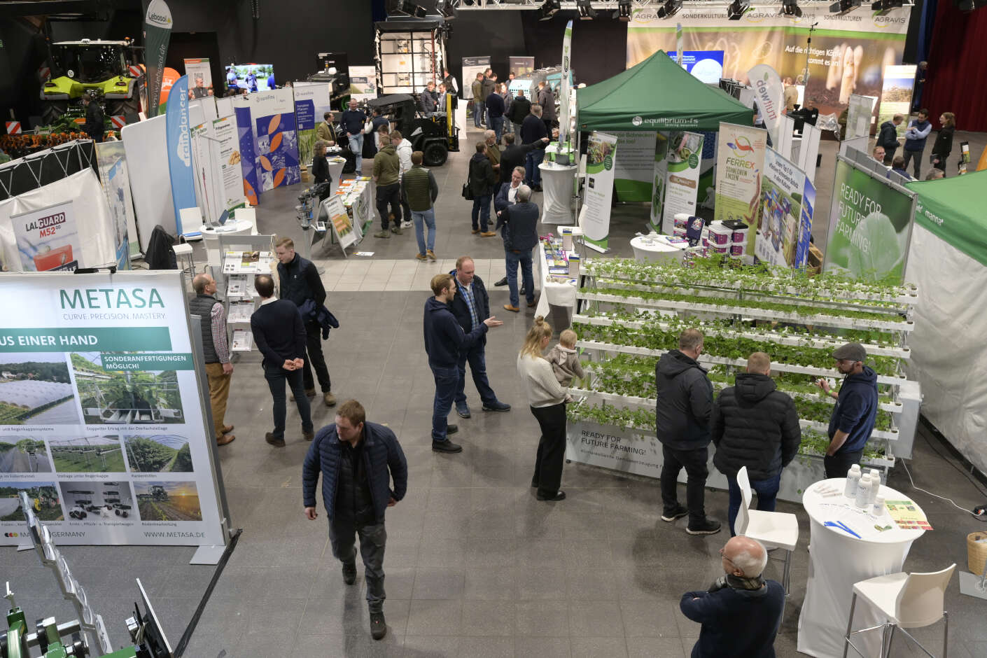 Besuchende des Branchentreffs informieren sich an unterschiedlichen Ausstellungsständen.