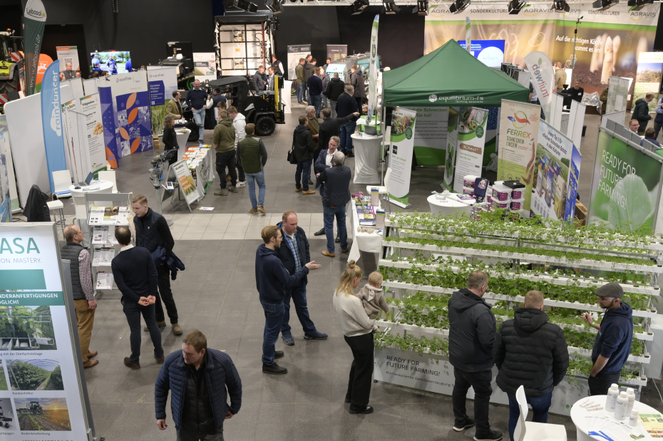 Besuchende des Branchentreffs informieren sich an unterschiedlichen Ausstellungsständen.