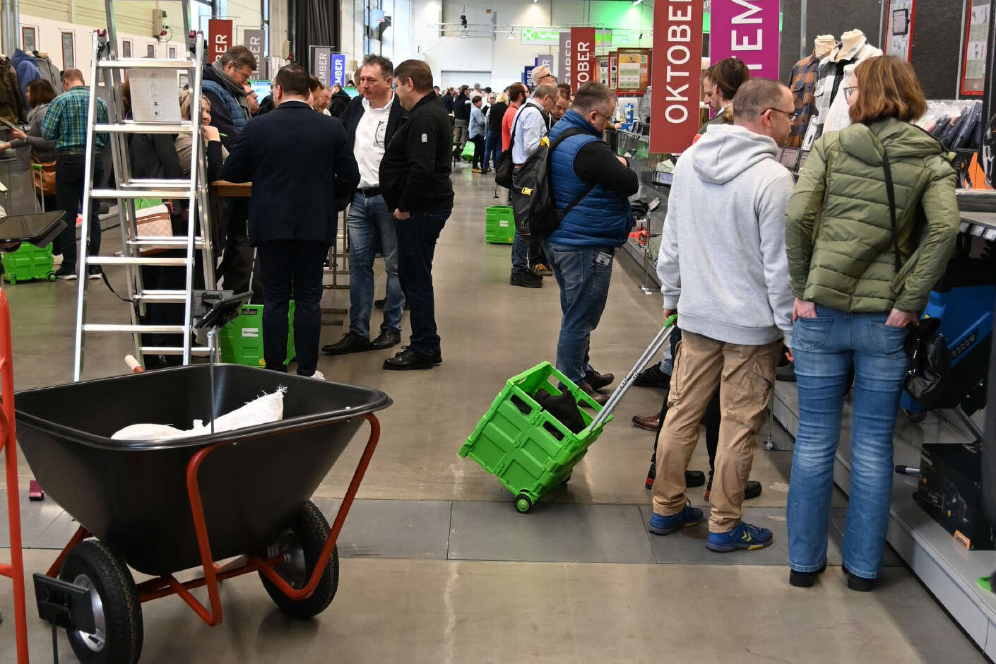 Besucher an Ständen auf der Frühjahrsmesse für Raiffeisen-Märkte