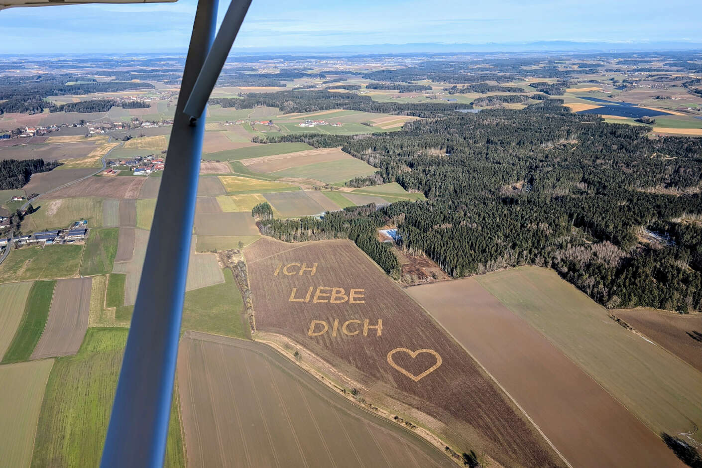 Luftbildaufnahme eines Ackers, auf dem die Worte 