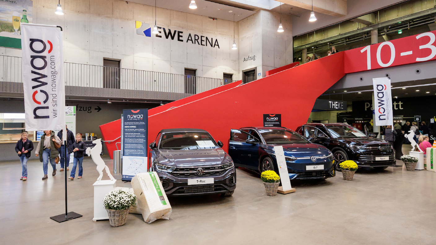 Neuwagen im Foyer der EWE Arena