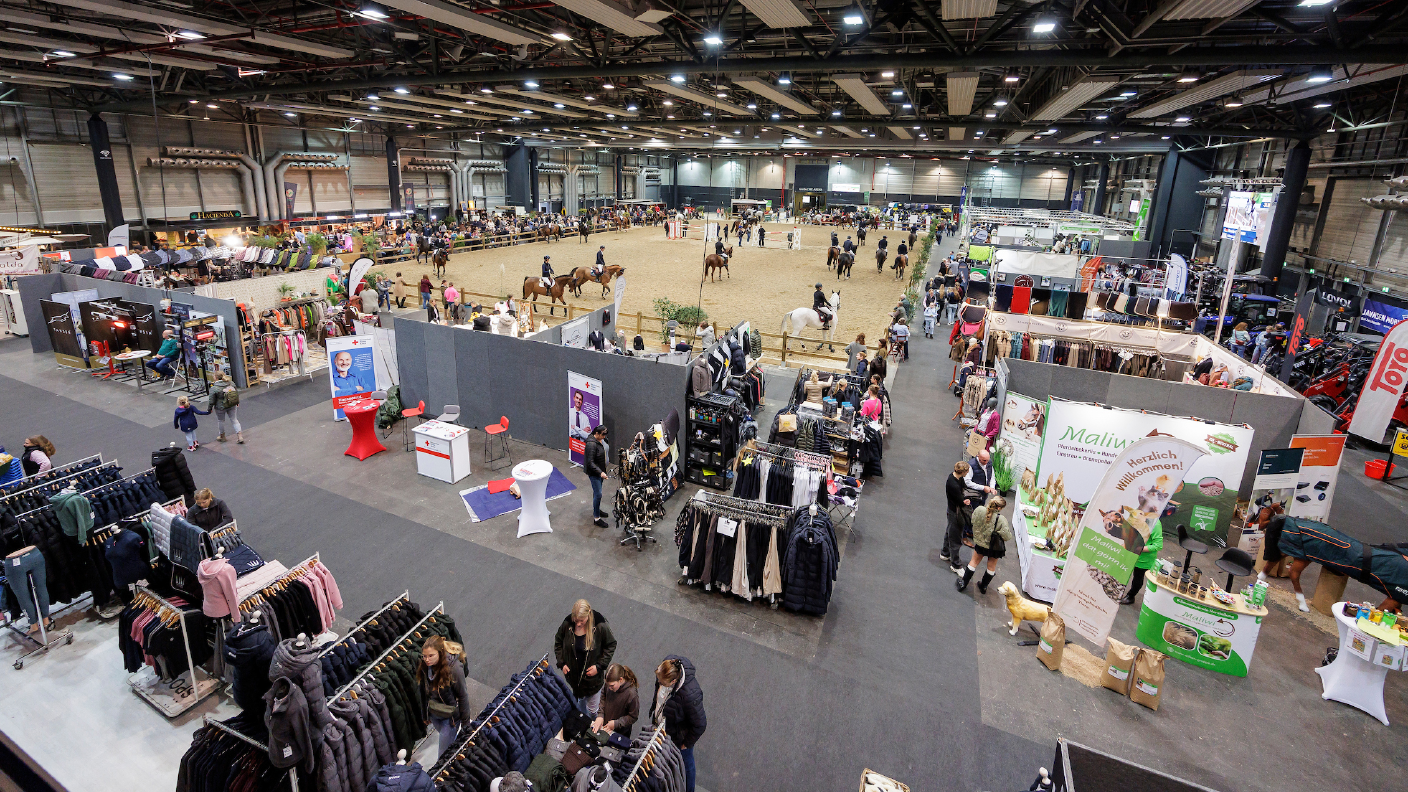 Blick von oben über die Ausstellungswelt beim AGRVIS-Cup mit vielen Ständen