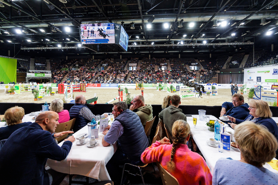 Blick aus der Loge mit Besuchern auf den Reitplatz