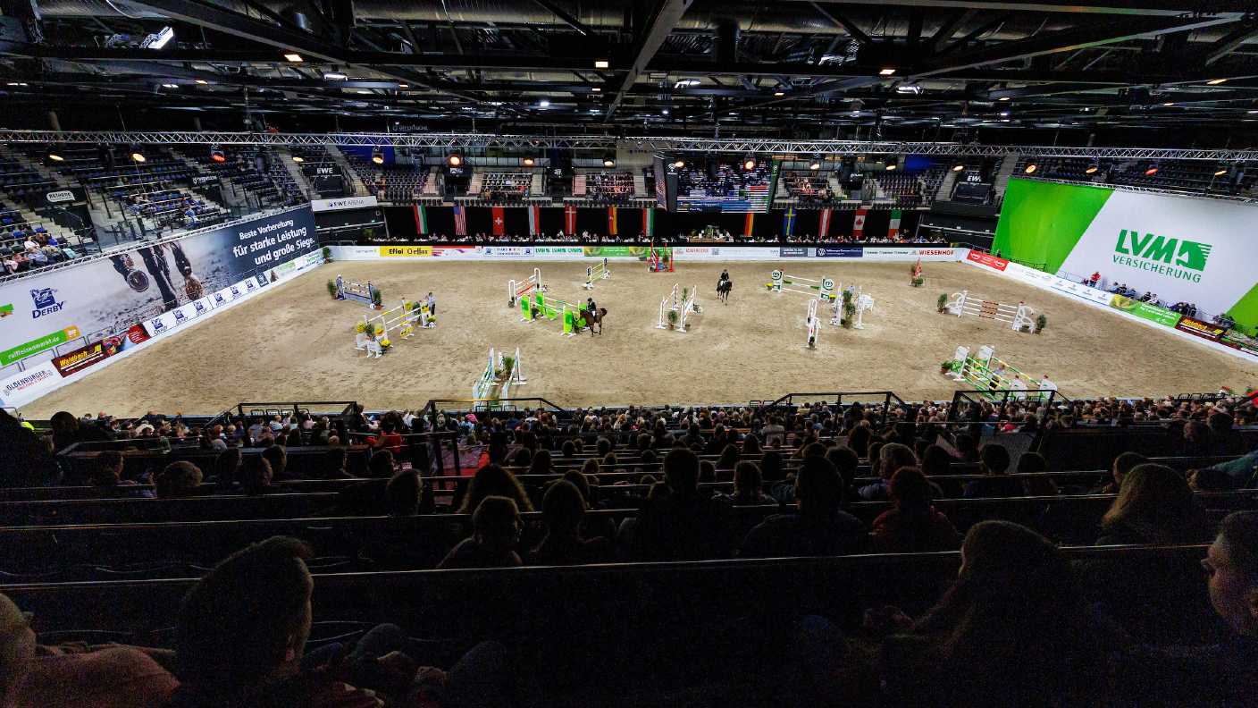 Blick von oben auf den Turnierplatz in der EWE Arena mit Springhindernissen