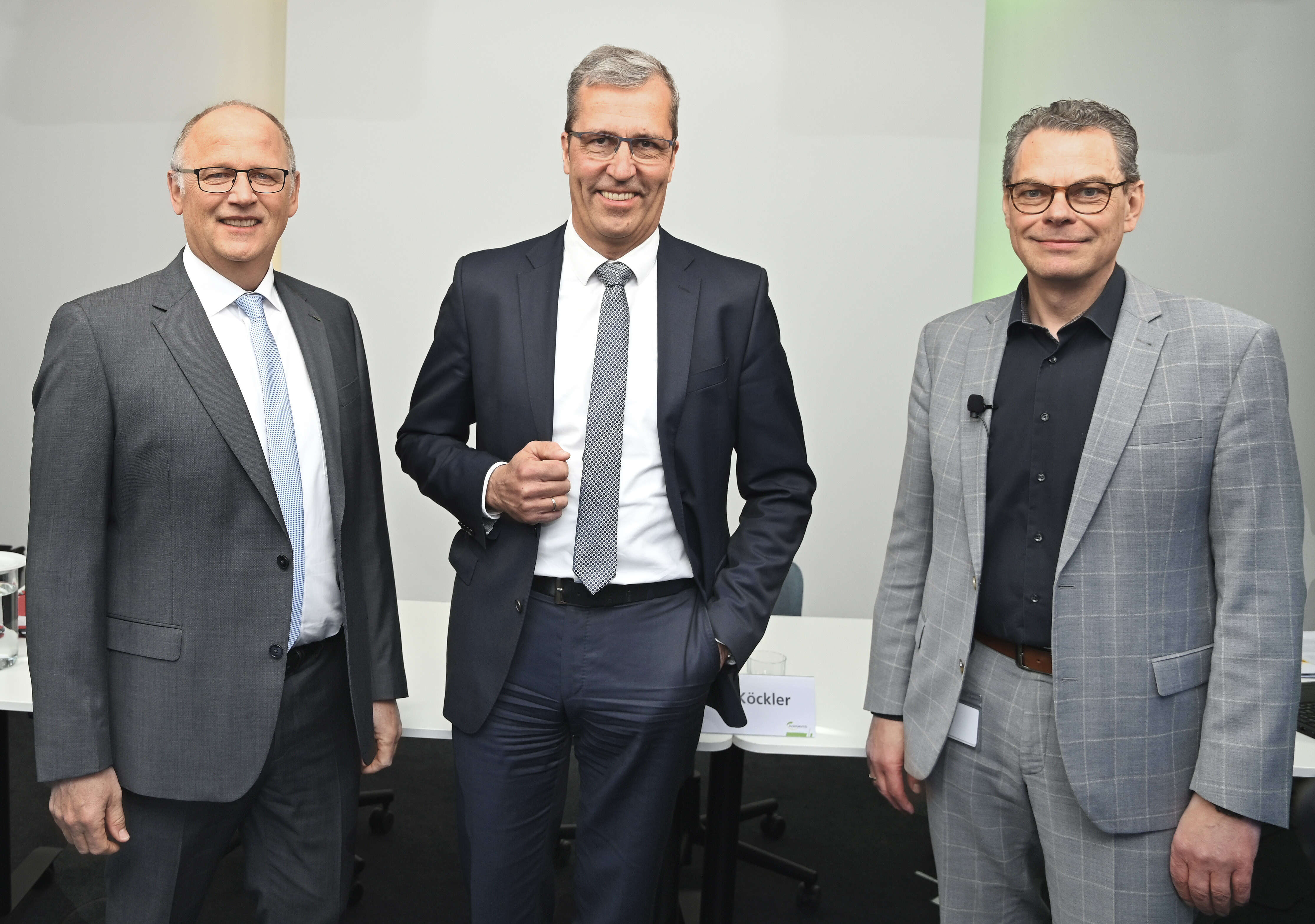 Hermann Hesseler, Dr. Dirk Köckler und Bernd Homann im Studio bei der Bilanz-Pressekonferenz 2025