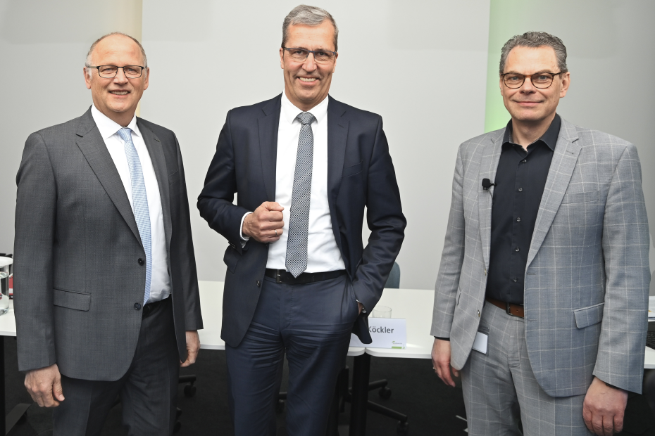 Hermann Hesseler, Dr. Dirk Köckler und Bernd Homann im Studio bei der Bilanz-Pressekonferenz 2025