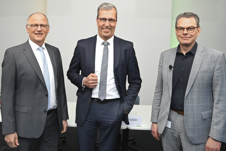 Hermann Hesseler, Dr. Dirk Köckler und Bernd Homann im Studio bei der Bilanz-Pressekonferenz 2025