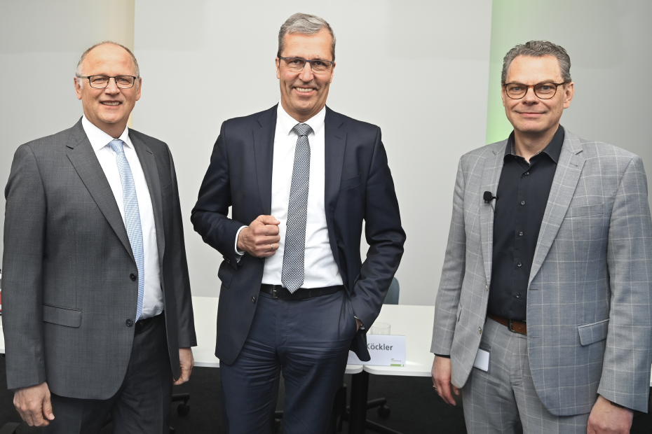 Hermann Hesseler, Dr. Dirk Köckler und Bernd Homann im Studio bei der Bilanz-Pressekonferenz 2025