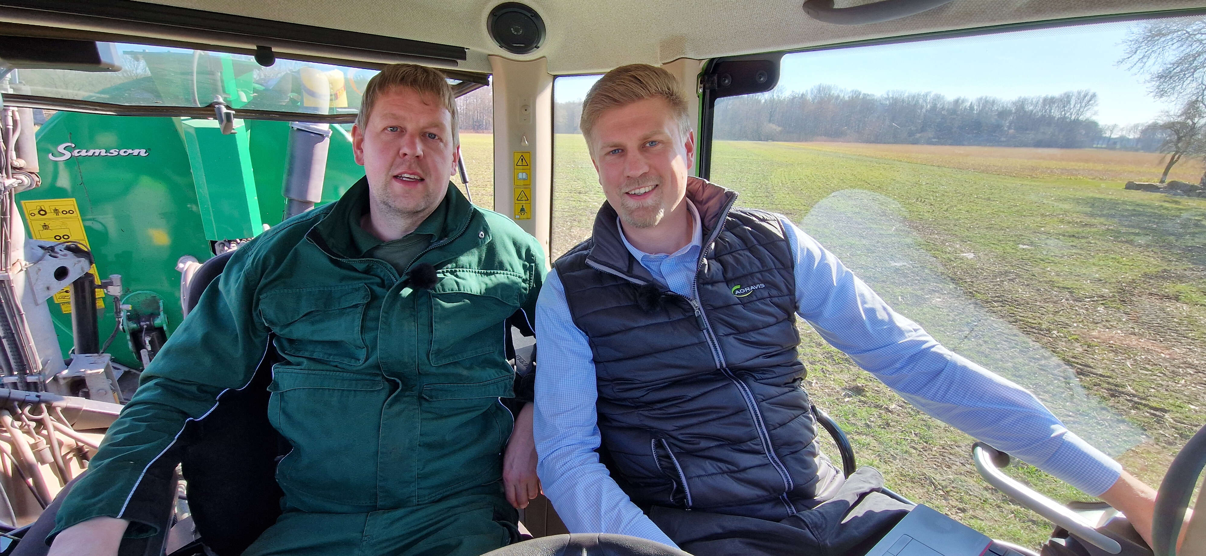 Landwirt Andreas Pohlmann und Felix Aundrup sitzen in Treckerkabine