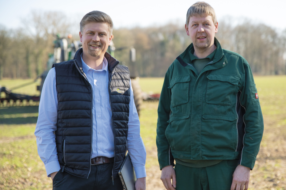 Felix Aundrup und Landwirt Andreas Pohlmann auf Feld