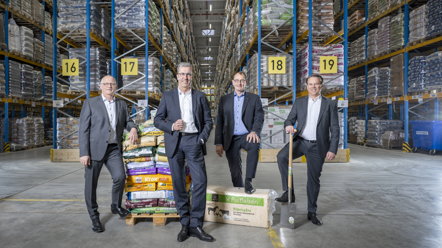 Der AGRAVIS-Vorstand im Distributionszentrum - neben Produktpalette und Spaten