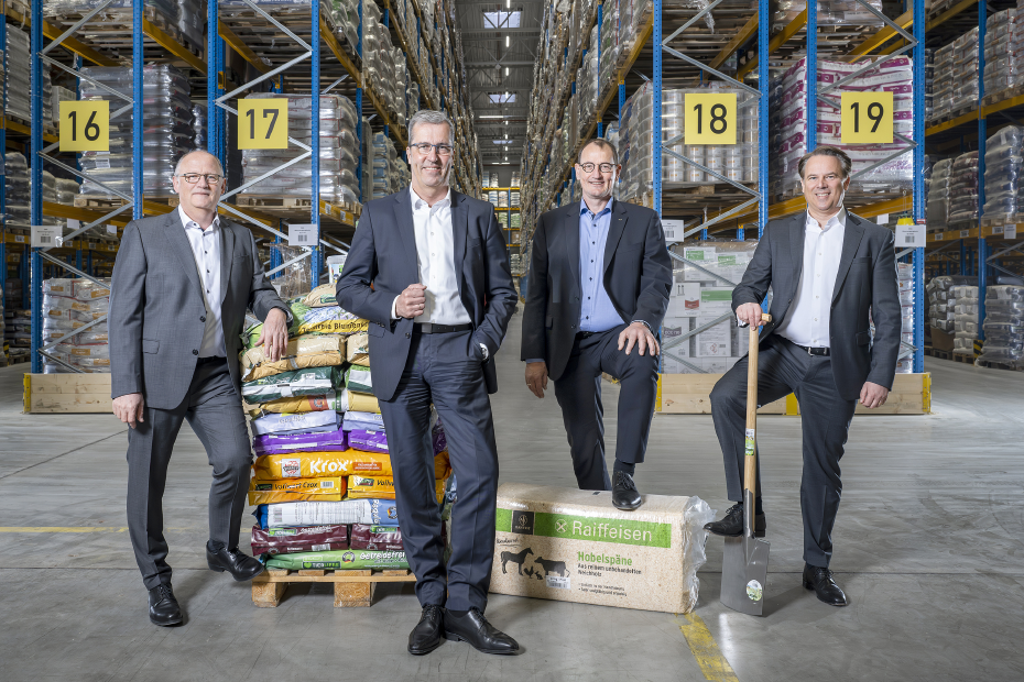 Der AGRAVIS-Vorstand im Distributionszentrum - neben Produktpalette und Spaten