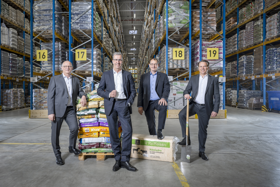 Der AGRAVIS-Vorstand im Distributionszentrum - neben Produktpalette und Spaten