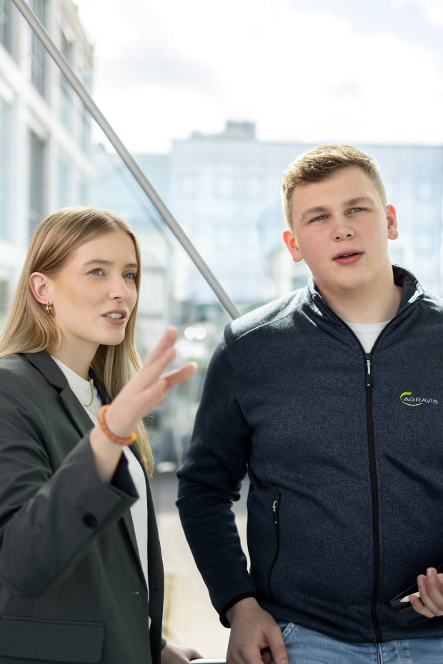 Zwei Mitarbeiter im AGRAVIS-Hauptgebäude blicken in eine Richtung