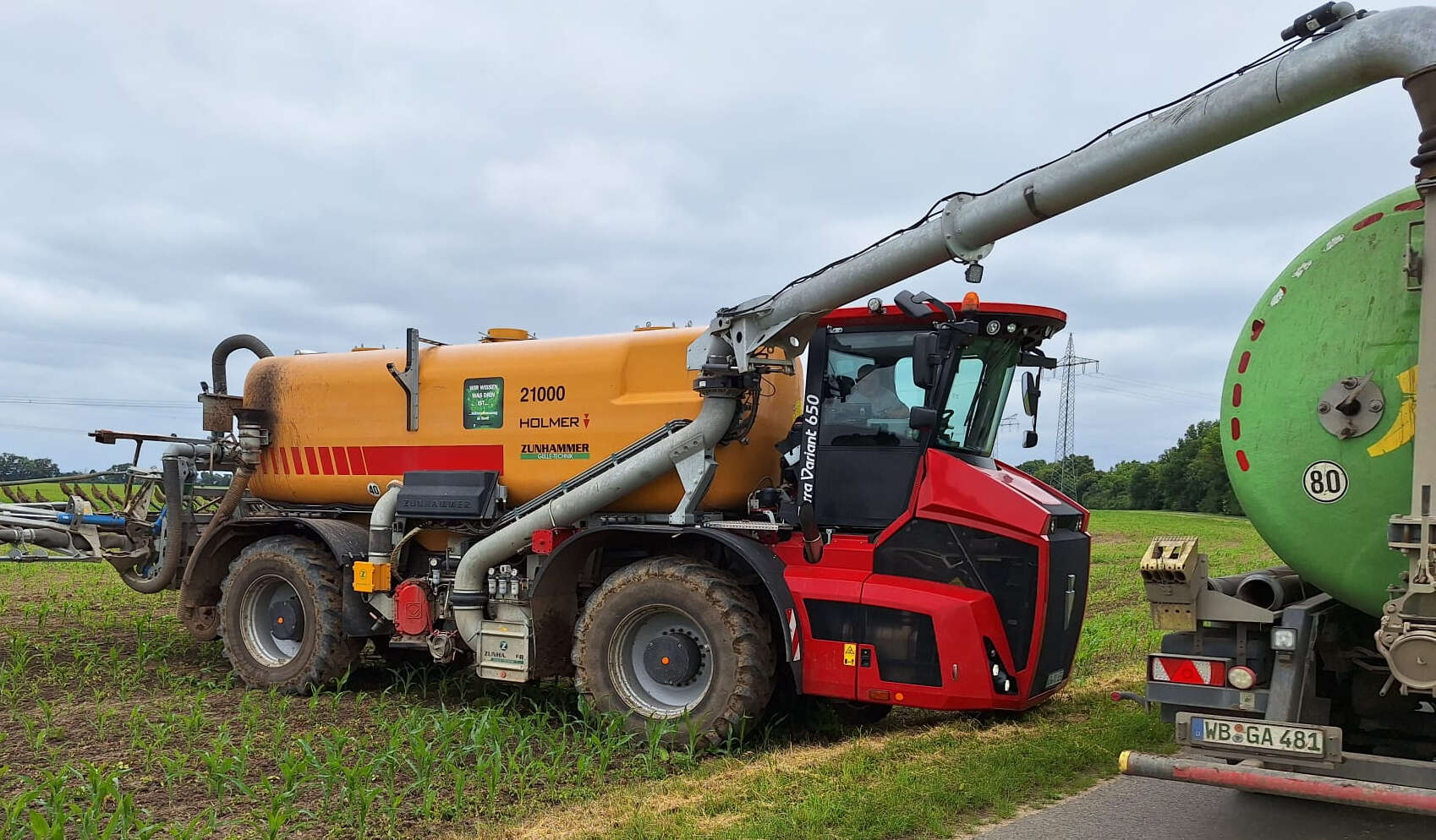 Holmer Terra Variant 650 bei der Aufnahme von Gülle aus Zuliefer-LKW