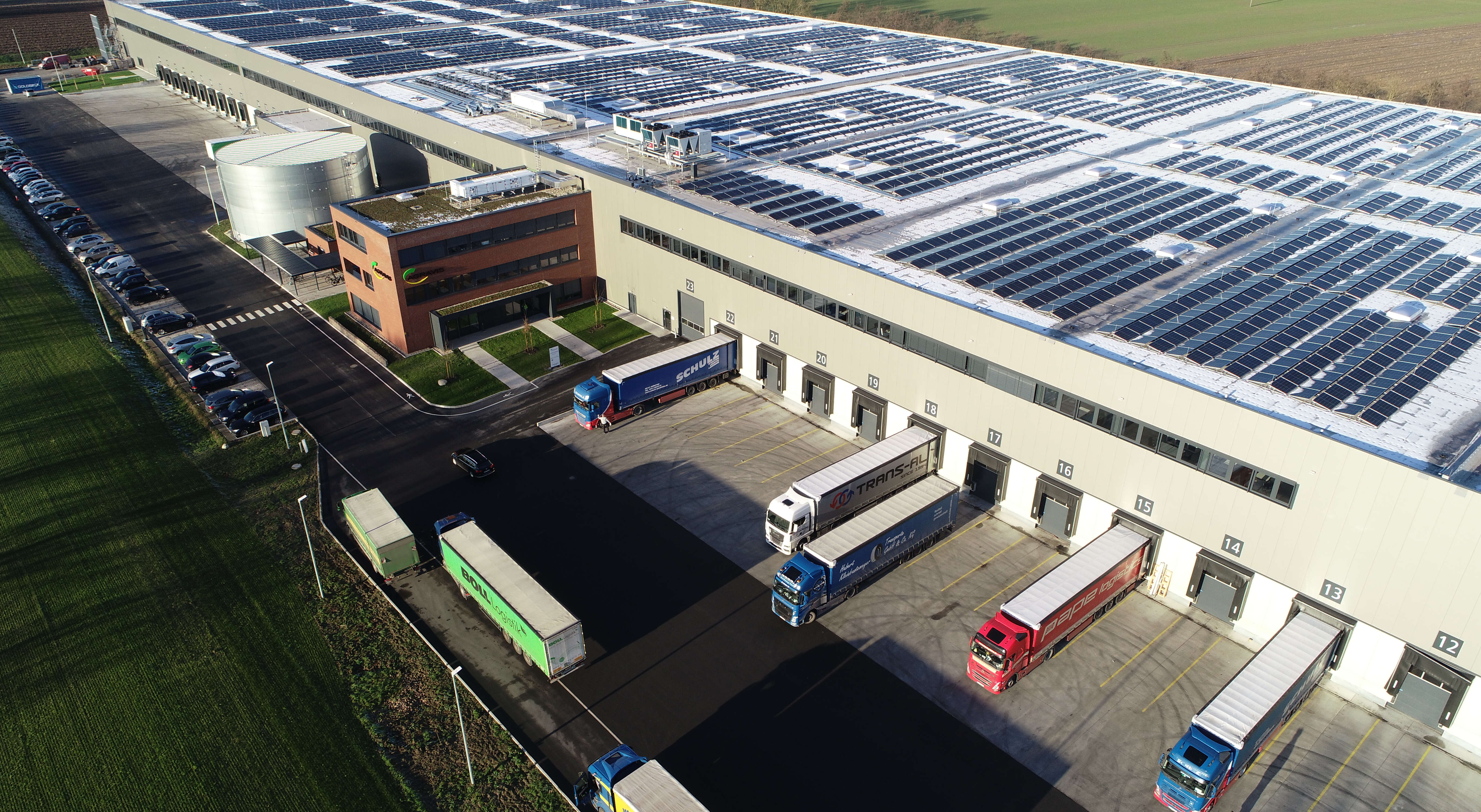 Aussenansicht Distributionszentrum Nottuln - Lkws an Laderampen