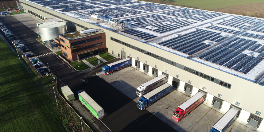 Aussenansicht Distributionszentrum Nottuln - Lkws an Laderampen