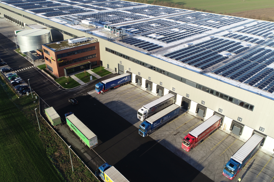 Aussenansicht Distributionszentrum Nottuln - Lkws an Laderampen