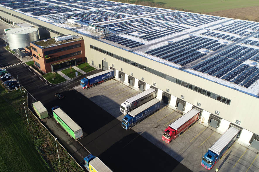 Aussenansicht Distributionszentrum Nottuln - Lkws an Laderampen