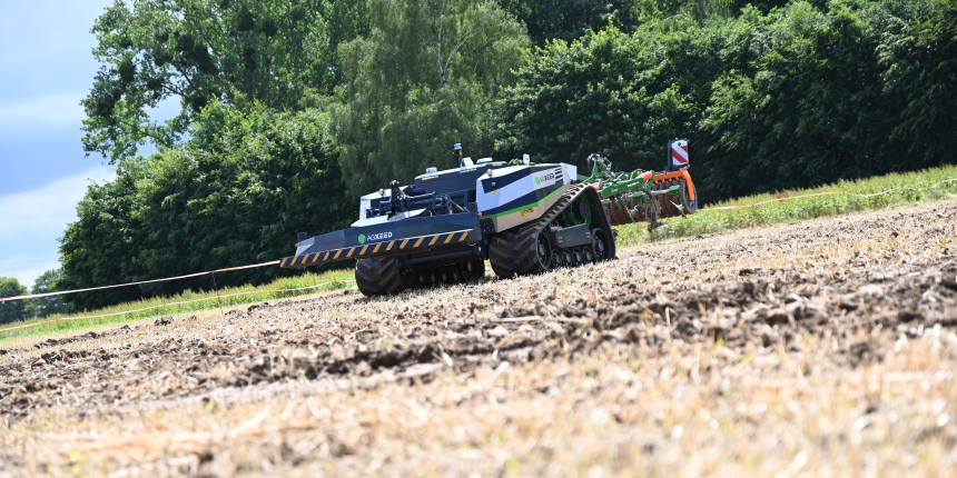 AgBot, ein Landwirtschaftsroboter, fährt autonbom über ein Feld.