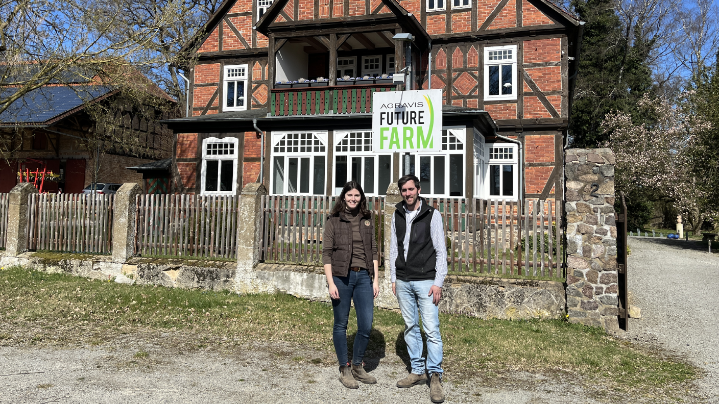 Tabea Wieckhorst und Hinrich Brase als Projektverantwortliche vor dem Gebäude der Future Farm