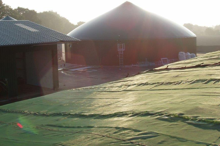 Biogasanlage mit abgedektem Silage Silo
