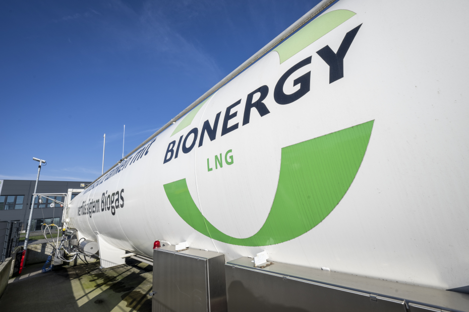 Ein weißer Bio-LNG-Tank mit dem Logo von Bionergy LNG.