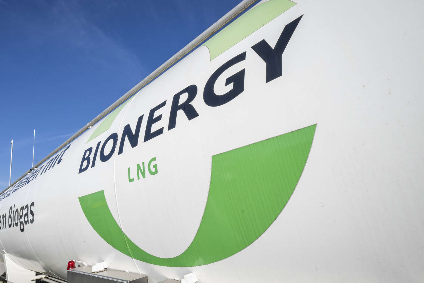 Ein weißer Bio-LNG-Tank mit dem Logo von Bionergy LNG.