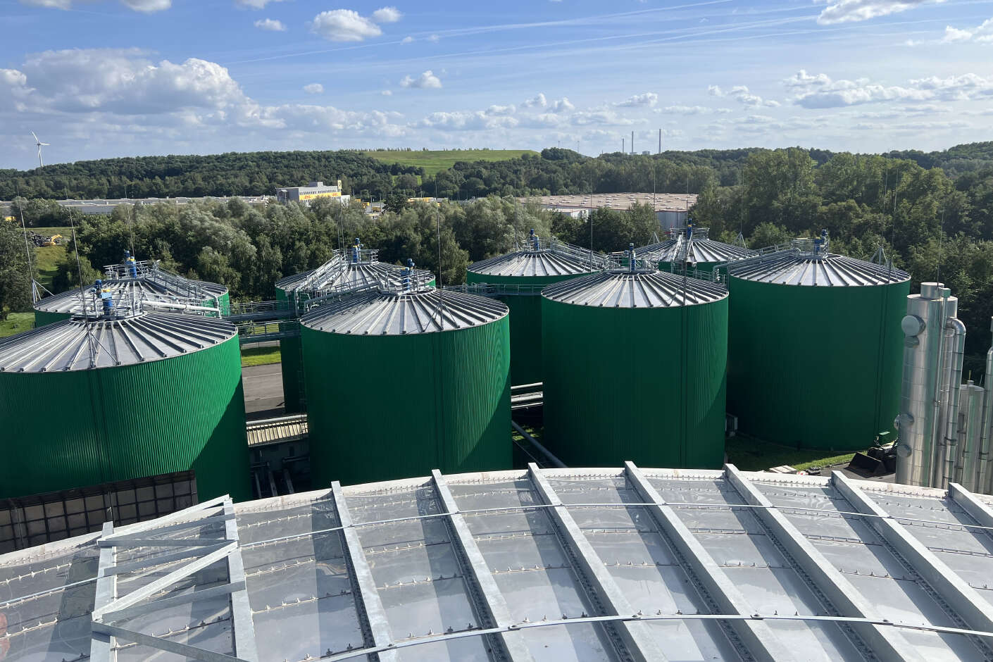 Eine große, industriell Biogasanlage von oben aufgenommen.