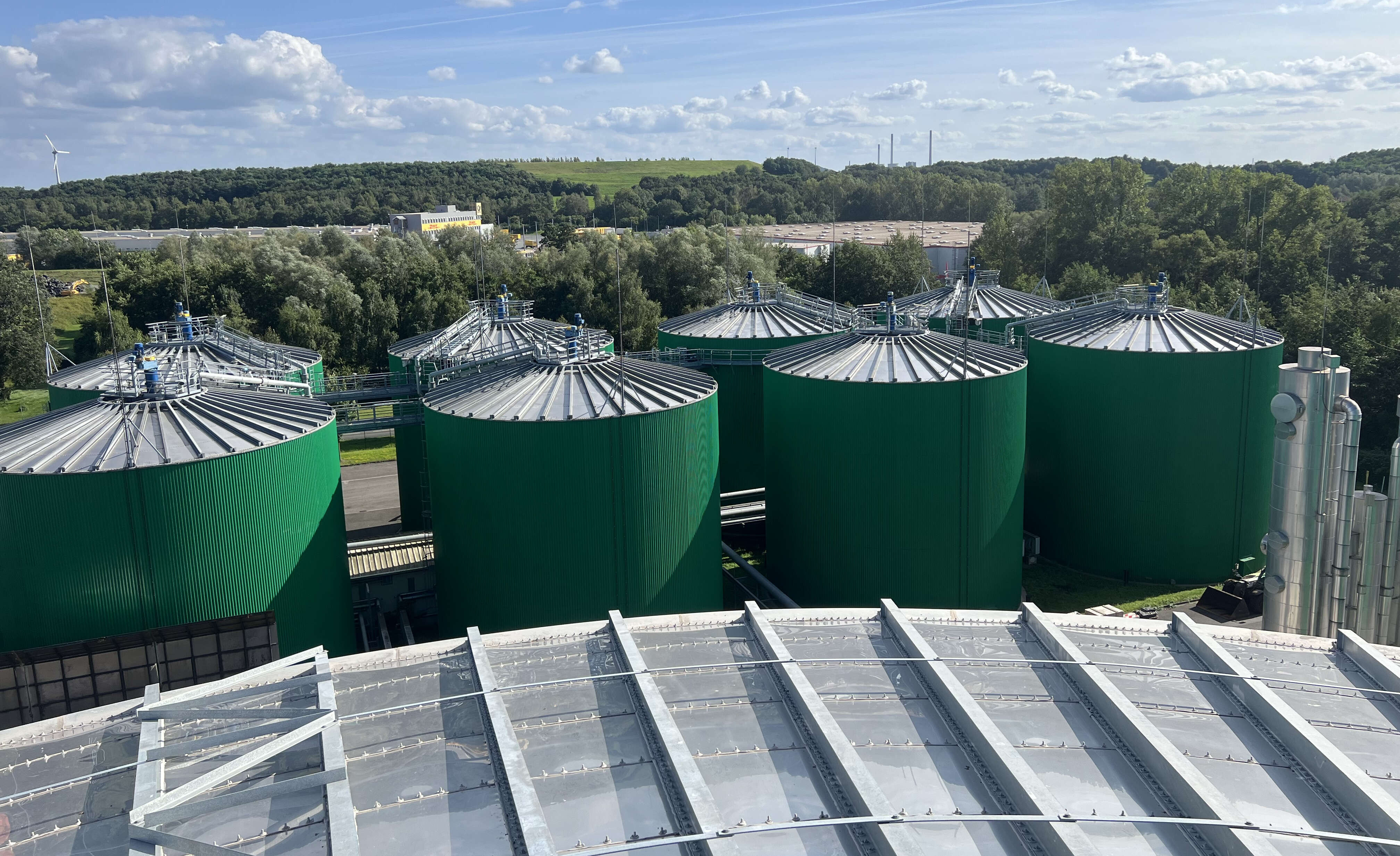 Eine große, industriell Biogasanlage von oben aufgenommen.